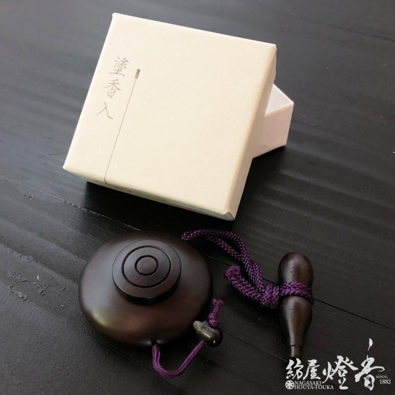 香用具『塗香入【黒檀・大】紙箱入』山田松香木店 | 取扱いメーカー