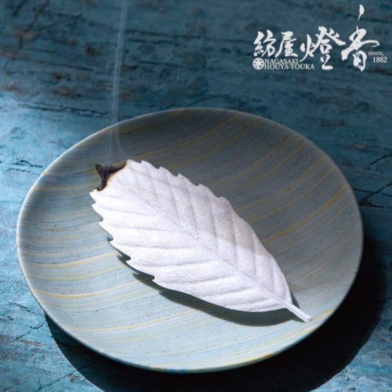 紙香 お香 Summerｈａｋｏ ハコウ 薄荷 ハッカ アラカシ型 葉っぱのお香１枚入 薫寿堂 取扱いメーカー 薫寿堂 薫寿堂 お香 創業130年長崎の線香 ろうそく お香専門店 紡屋 燈香