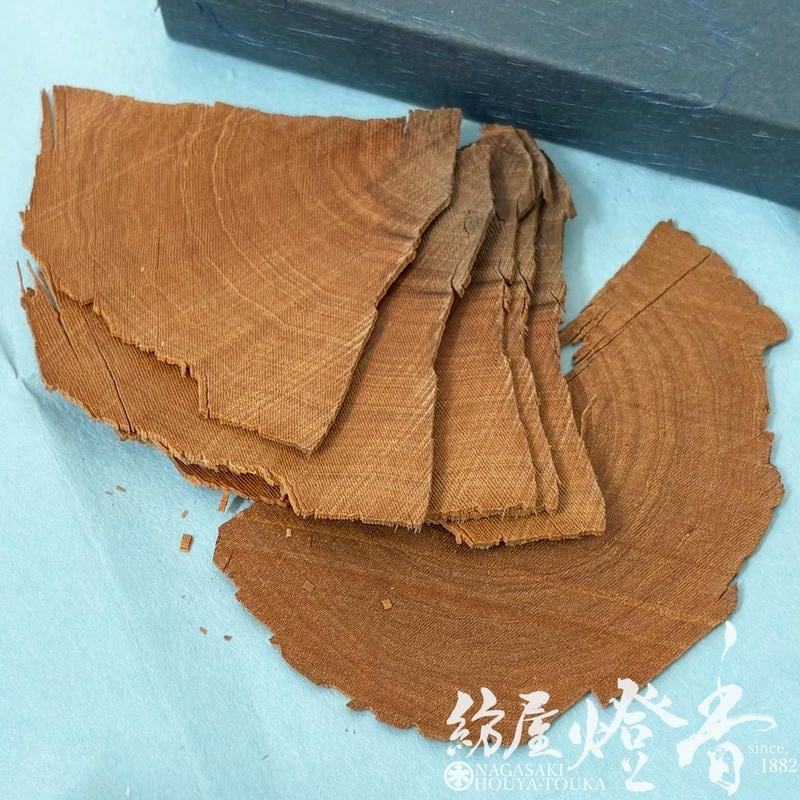 香木/香原料『白檀三種【老山白檀・切葉/薄切[J-2]/25g】紙箱入』大発
