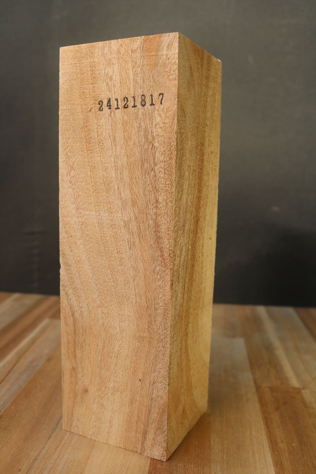 Ｂフライデー　楠材木製虎彫刻 縦約23cm長さ23cm幅12cm Bフライデー 楠材木製虎彫刻 縦約23cm長さ23cm幅12cm 楠