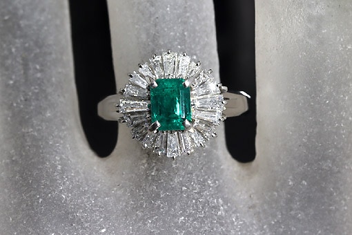 A586-25n0302【エメラルド 0.88cts】Pt900ダイヤモンドリング