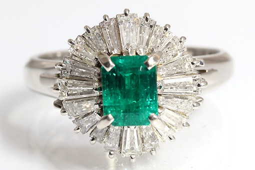 A586-25n0302【エメラルド 0.88cts】Pt900ダイヤモンドリング