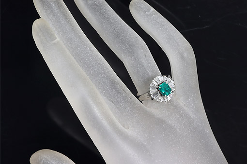 A586-25n0302【エメラルド 0.88cts】Pt900ダイヤモンドリング