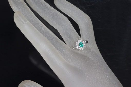 A583-24n0147【エメラルド&ダイヤモンド】Pt900リング