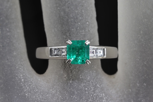 H2-15z0203【エメラルド 0.71cts】Pt900ダイヤモンドリング
