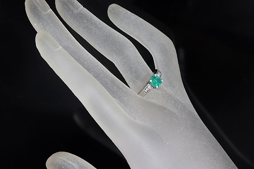 H2-15z0203【エメラルド 0.71cts】Pt900ダイヤモンドリング