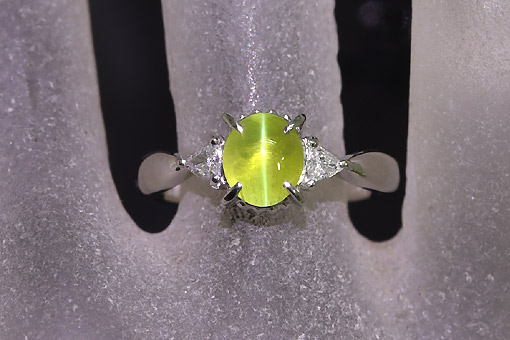 A586-25n0335【キャッツアイ 1.68cts】Pt900ダイヤモンドリング