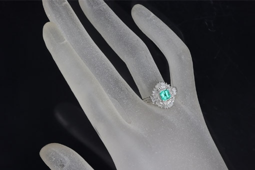 A586-25n0322【エメラルド 0.52cts】Pt900ダイヤモンドリング