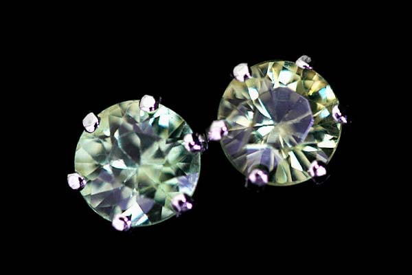 ip1079【デマントイドガーネット 4.0mm】Pt900ピアス