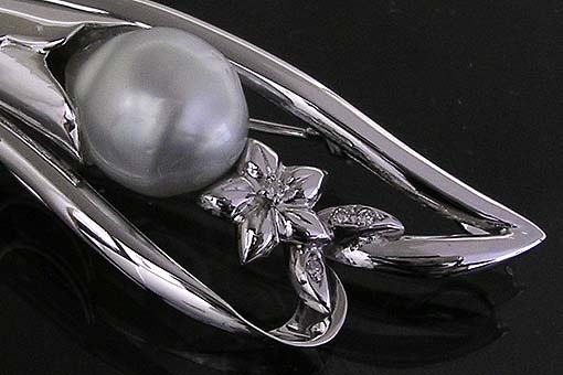 f30-09r0281-4【南洋真珠11ミリ】K14WGダイヤ入りデザイン・ブローチ