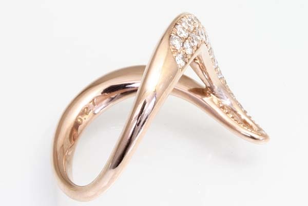 A246-13z0181【ダイヤモンド】V字型K18PGリング