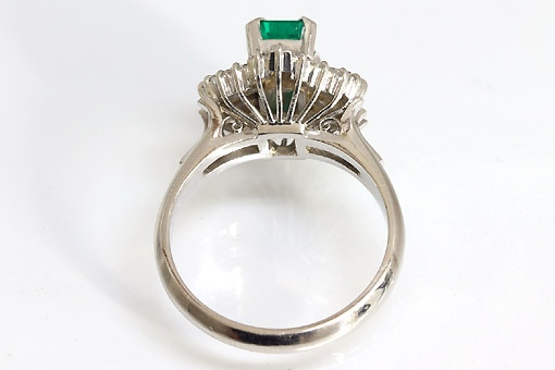 A586-25n0302【エメラルド 0.88cts】Pt900ダイヤモンドリング