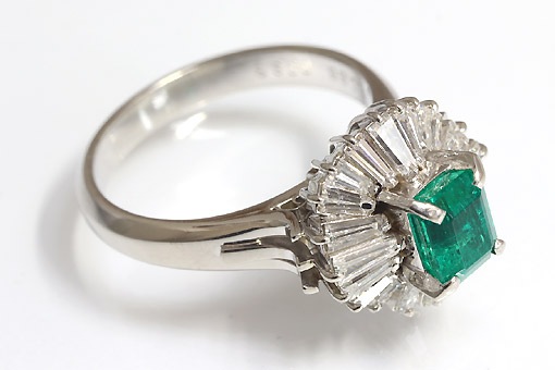 925　刻印あり　遺品整理　アンティーク　ヴィンテージ　エメラルド　ダイヤモンド A586-25n0302【エメラルド 0.88cts】Pt900ダイヤモンドリング
