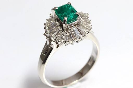 A586-25n0302【エメラルド 0.88cts】Pt900ダイヤモンドリング