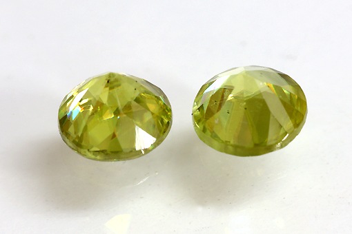 GW12-1【スフェーン φ3.9ミリ】ペアルース・0.58カラット