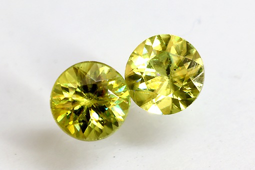 GW12-1【スフェーン φ3.9ミリ】ペアルース・0.58カラット