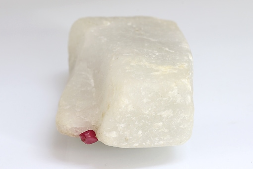 834g 母岩付き スピネル 原石 自立可能 ピンク レッドスピネル UV蛍光 834g 母岩付き スピネル 原石 自立可能 ピンク レッドスピネル UV蛍光