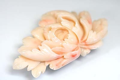 A93-11z0138【珊瑚】アンティーク帯留