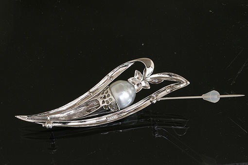 f30-09r0281-4【南洋真珠11ミリ】K14WGダイヤ入りデザイン・ブローチ