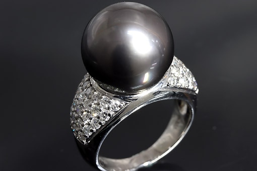 A586-25n0332【黒蝶真珠φ14．3ミリ】Pt900ダイヤリング
