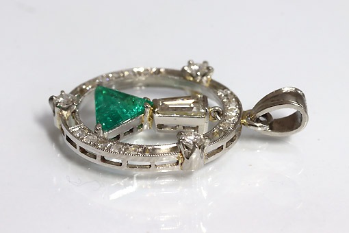 A584-25n0009【エメラルド&ダイヤモンド】Ptセミアンティークペンダント