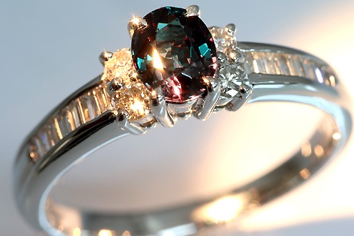 A568-22n0031【カラーチェンジガーネット 0.78cts】Pt900ダイヤ