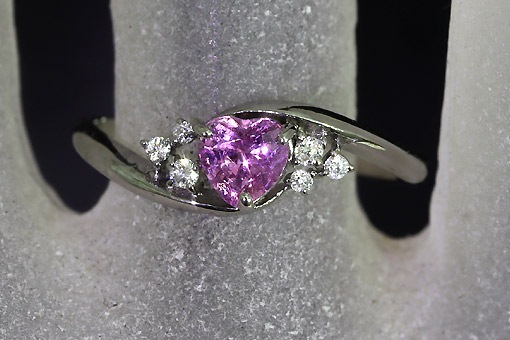 K18WG。ダイヤモンド0.08Carat。ピンクサファイア。 K18PGピンクサファイア/ダイヤモンドネックレス