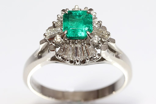 A584-25n0054【エメラルド&ダイヤモンド】Pt900リング