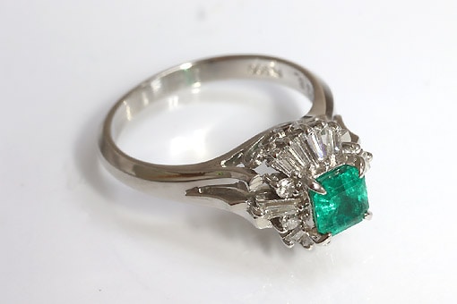 A584-25n0054【エメラルド&ダイヤモンド】Pt900リング