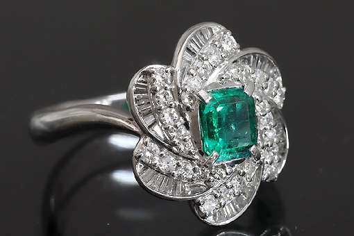 H2-16z0115【エメラルド 0.61cts】Pt900ダイヤモンドリング