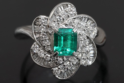 即決⭐k 18⭐白鳥貝⭐ダイヤ/0,17ct エメラルド0,08ct すっぱ チャーム