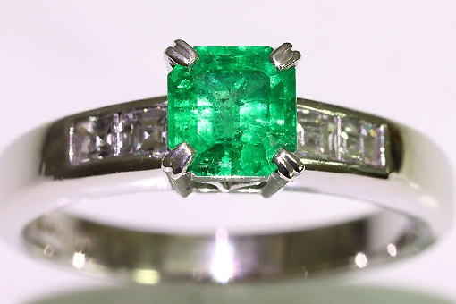 H2-15z0203【エメラルド 0.71cts】Pt900ダイヤモンドリング