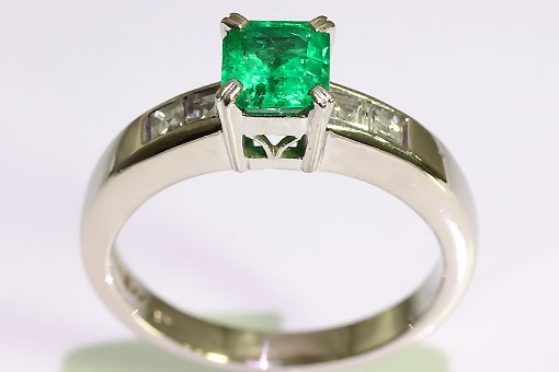 H2-15z0203【エメラルド 0.71cts】Pt900ダイヤモンドリング