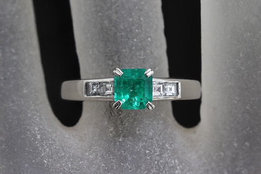 H2-15z0203【エメラルド 0.71cts】Pt900ダイヤモンドリング