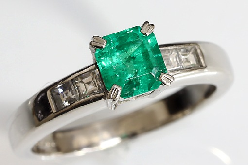 H2-15z0203【エメラルド 0.71cts】Pt900ダイヤモンドリング