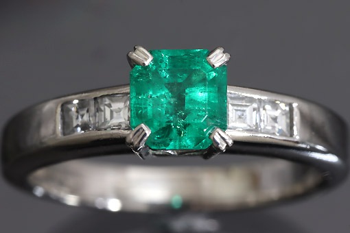 H2-15z0203【エメラルド 0.71cts】Pt900ダイヤモンドリング