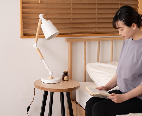 カラフル】デスクライト｜手元を明るく照らしてくれるデスクライト