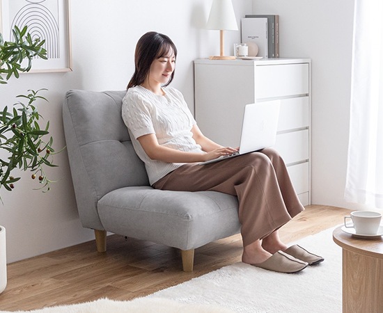 優しく身体にフィットする極厚座面のモルン1人掛けソファ。｜118043