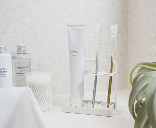 日用品雑貨 サニタリー 歯ブラシスタンド コップ トレイ グラス 透明感 さわやか クール セット クリア ホワイト ゴールド重厚感 歯ブラシスタンド ホルダー 筒形 天然大理石 マーブル模様 ホワイト