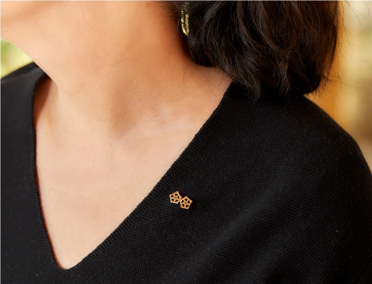 オクラ　ピンブローチ　金