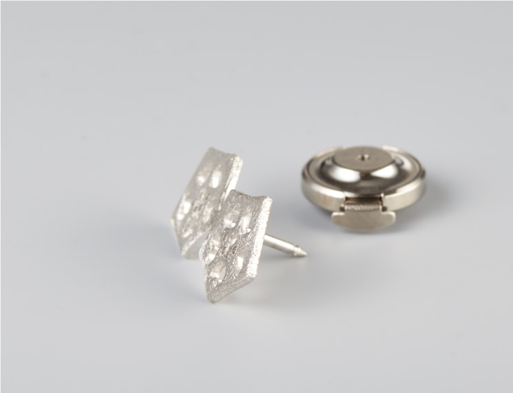 オクラ　ピンブローチ　シルバー