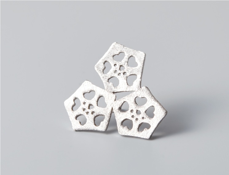 オクラ　ピンブローチ　シルバー