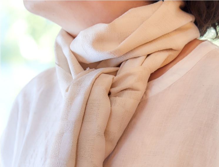 スカーフ　無地　草木染　灰桜