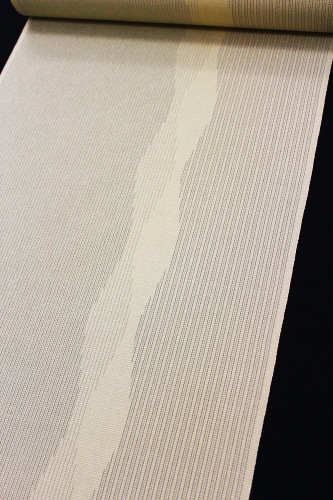 【未使用　トールサイズ】塩沢　絣　白川貞夫　柿渋染　単衣　裄丈69 身丈173 本しぼ絣十日町お召し「伝統工芸士白川貞夫謹製 柿渋染 よろけ縞