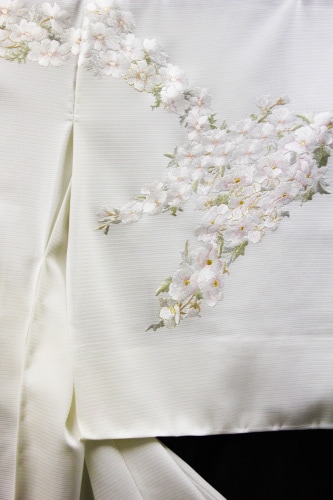 お値下げしました❣️上品な四季の花刺繍　紬訪問着❣️ 大島紬訪問着 白地 相良刺繍 しだれ桜御所車扇文様 ロングサイズ