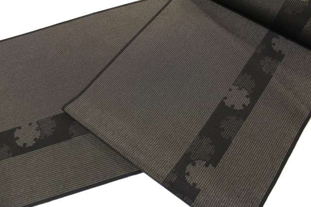 【未使用　トールサイズ】塩沢　絣　白川貞夫　柿渋染　単衣　裄丈69 身丈173 本しぼ絣十日町お召し「伝統工芸士白川貞夫謹製 柿渋染 よろけ縞