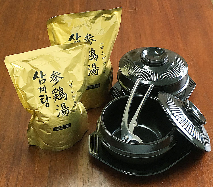 韓国宮廷料理サムゲタンと専用土鍋セット（プロが選んだサムゲタン1kg×2袋、専用土鍋、土鍋のフタ、専用トレイ各2個、鍋つかみ×1個）　常温便・クール冷蔵便可