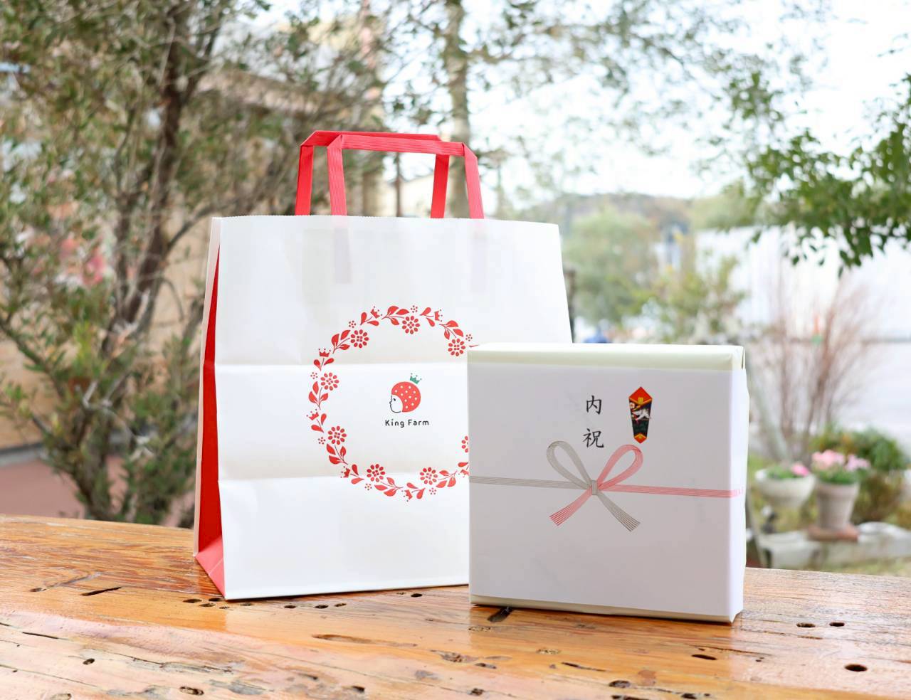 いちご】自社農園完熟いちごが入ったバウムクーヘン (ホール