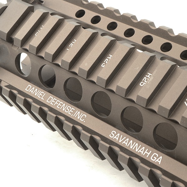 MADBULL Daniel Defense LITE RAIL 9インチ ハンドガード デザートカラー (DD Licensed)