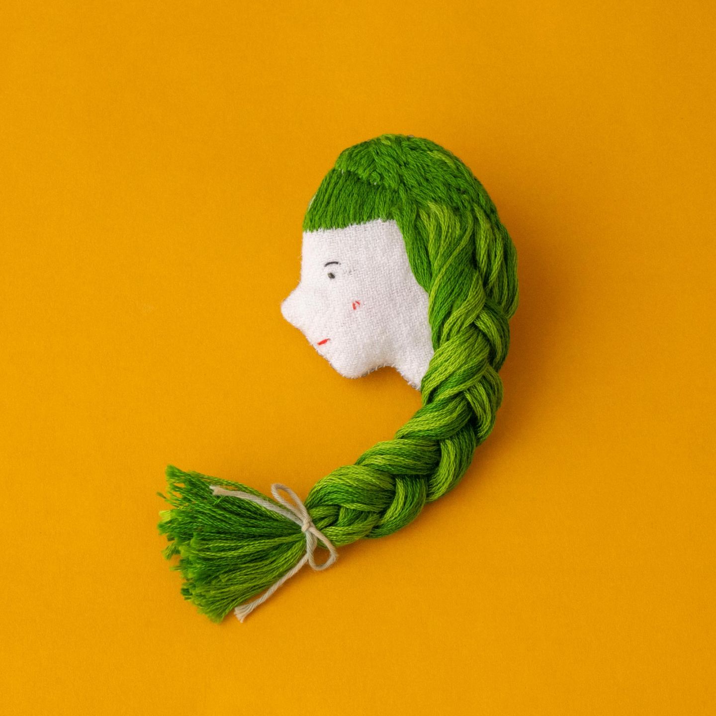 小糸商店/横顔ちゃんブローチ(グリーン･三つ編み)